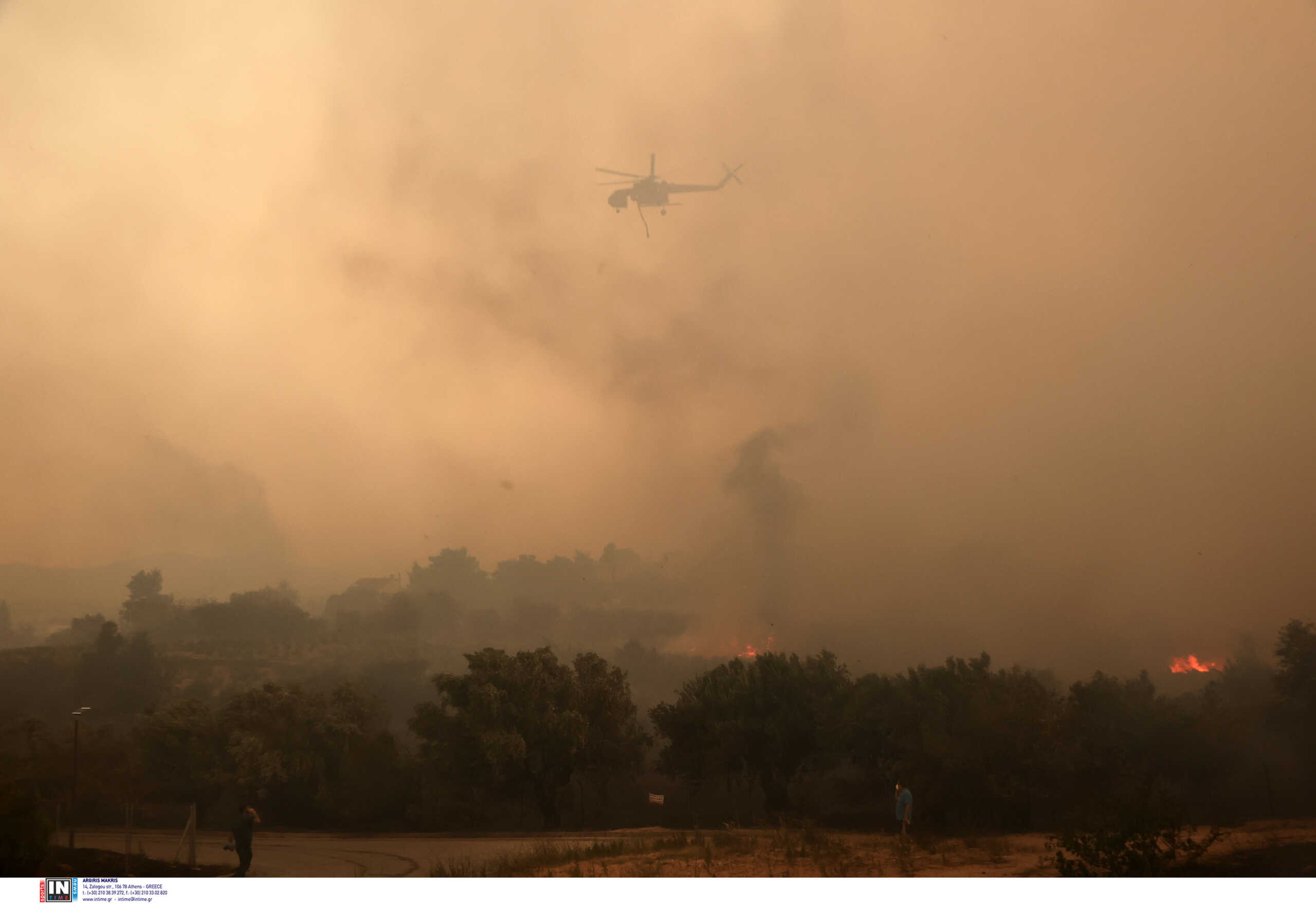 Φωτιά στην Πεντέλη: Σηκώθηκαν τα εναέρια μέσα αλλά επιχειρούν με δυσκολίες