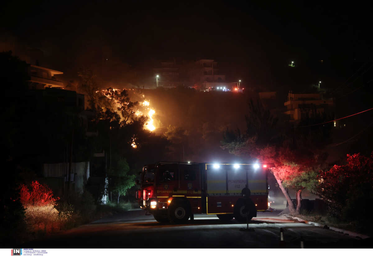 Φωτιά στην Πεντέλη: Κάηκαν σπίτια όταν «γύρισαν» οι άνεμοι – Έφτασαν τα 11 μποφόρ οι ριπές