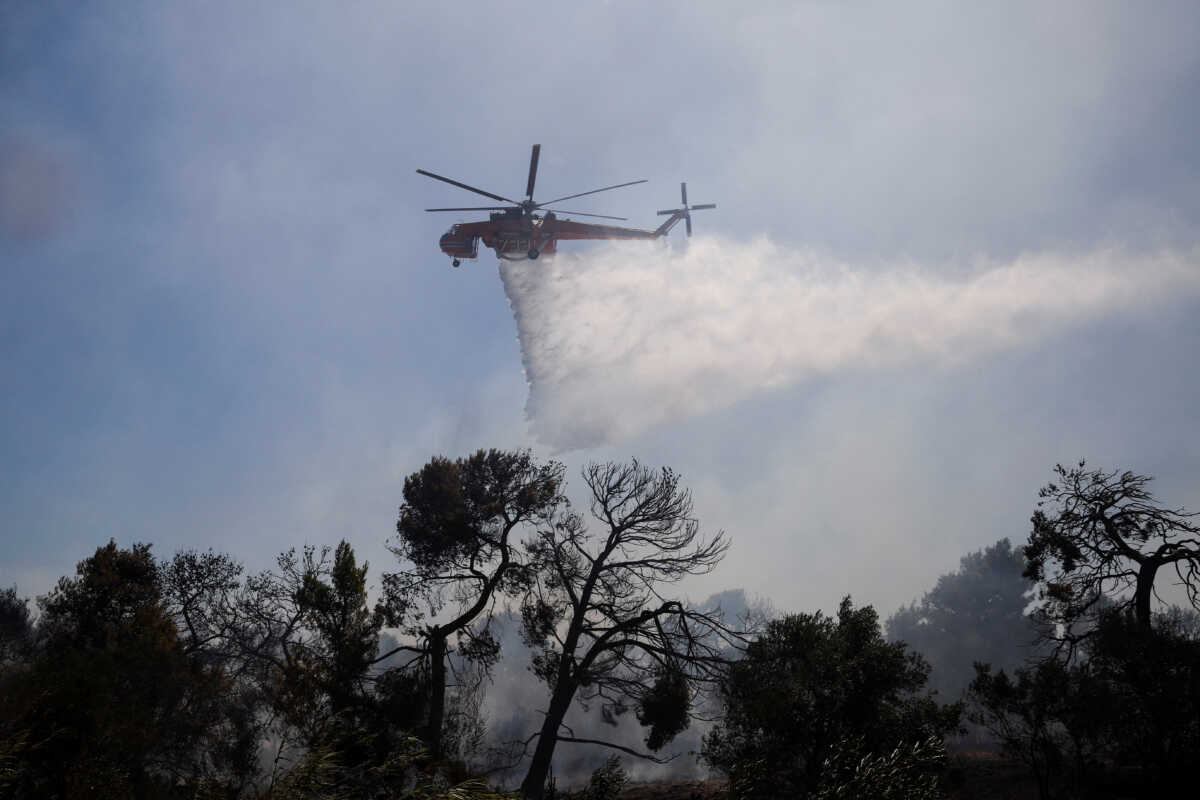 Φωτιά στα Γρεβενά – Επιχειρεί ισχυρή δύναμη της πυροσβεστικής