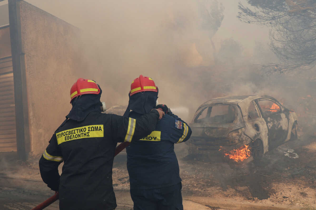 Φωτιά στα Σπάτα – Καίγεται χαμηλή βλάστηση στην περιοχή Λιόφυτη