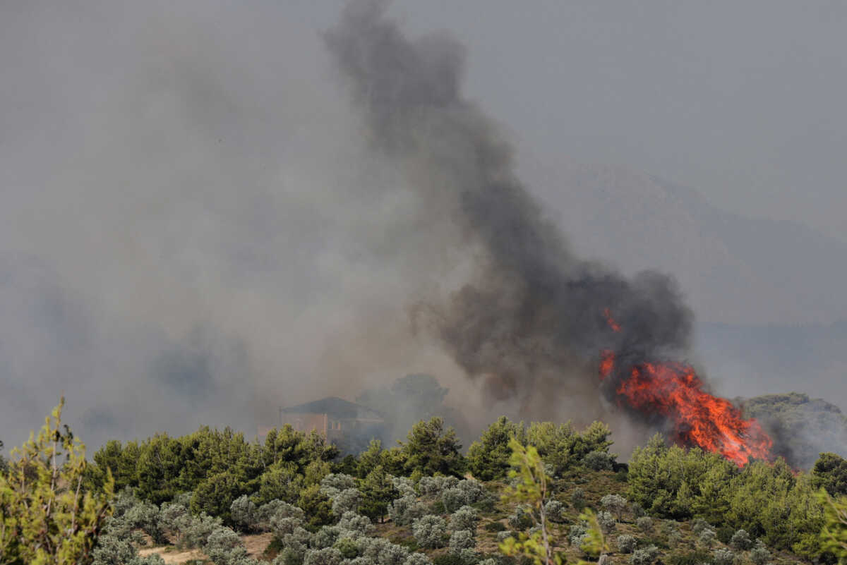 Φωτιά στην Πεντέλη – meteo: Αυξημένος κίνδυνος για νέες εστίες – Πότε θα εξασθενήσουν οι άνεμοι