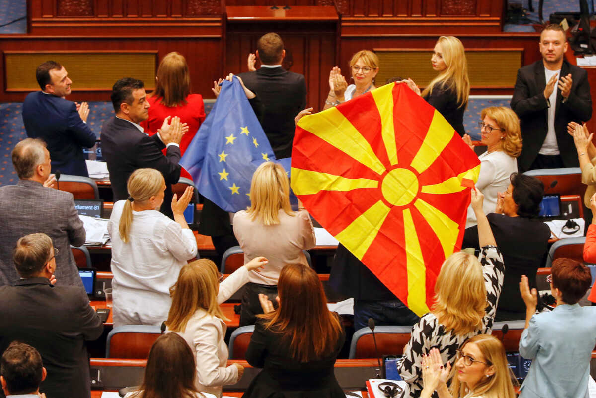 Βόρεια Μακεδονία: Στη Βουλή η πρόταση για την τροποποίηση του Συντάγματος με «σφραγίδα» Βουλγαρίας – Αντίθετο το 70% των πολιτών