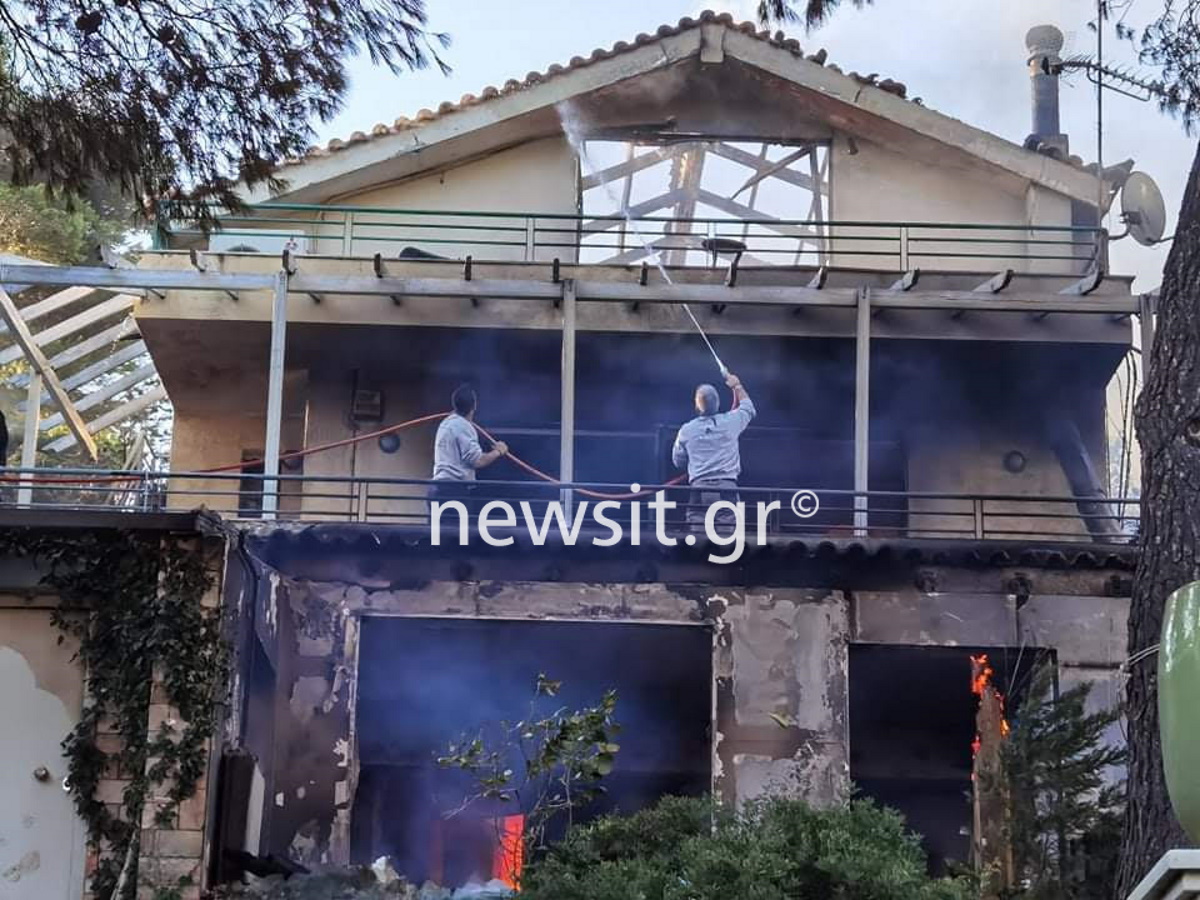 Φωτιά στην Πεντέλη: Εικόνες καμένων σπιτιών, επιχειρήσεων και αυτοκινήτων έφερε το πρώτο φως της ημέρας