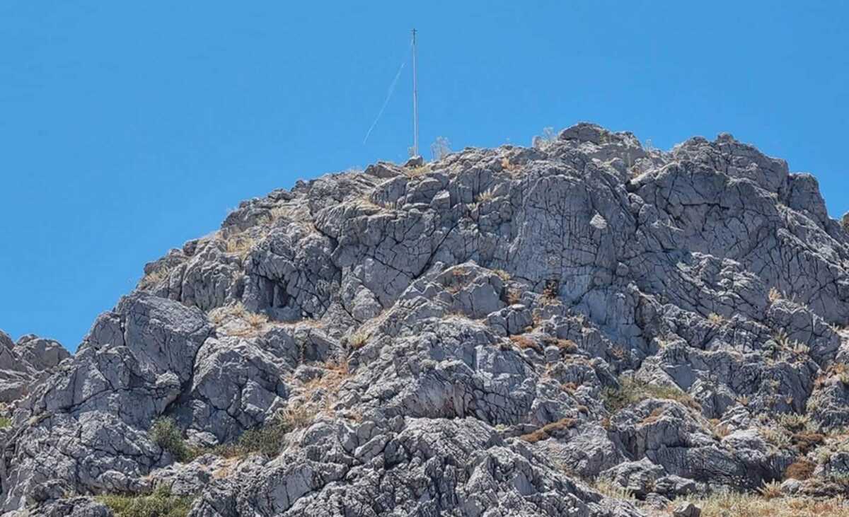 Ρόδος: Οργή για τους τουρίστες που έκλεψαν τεράστια ελληνική σημαία και άφησαν πίσω ζημιές και ύβρεις