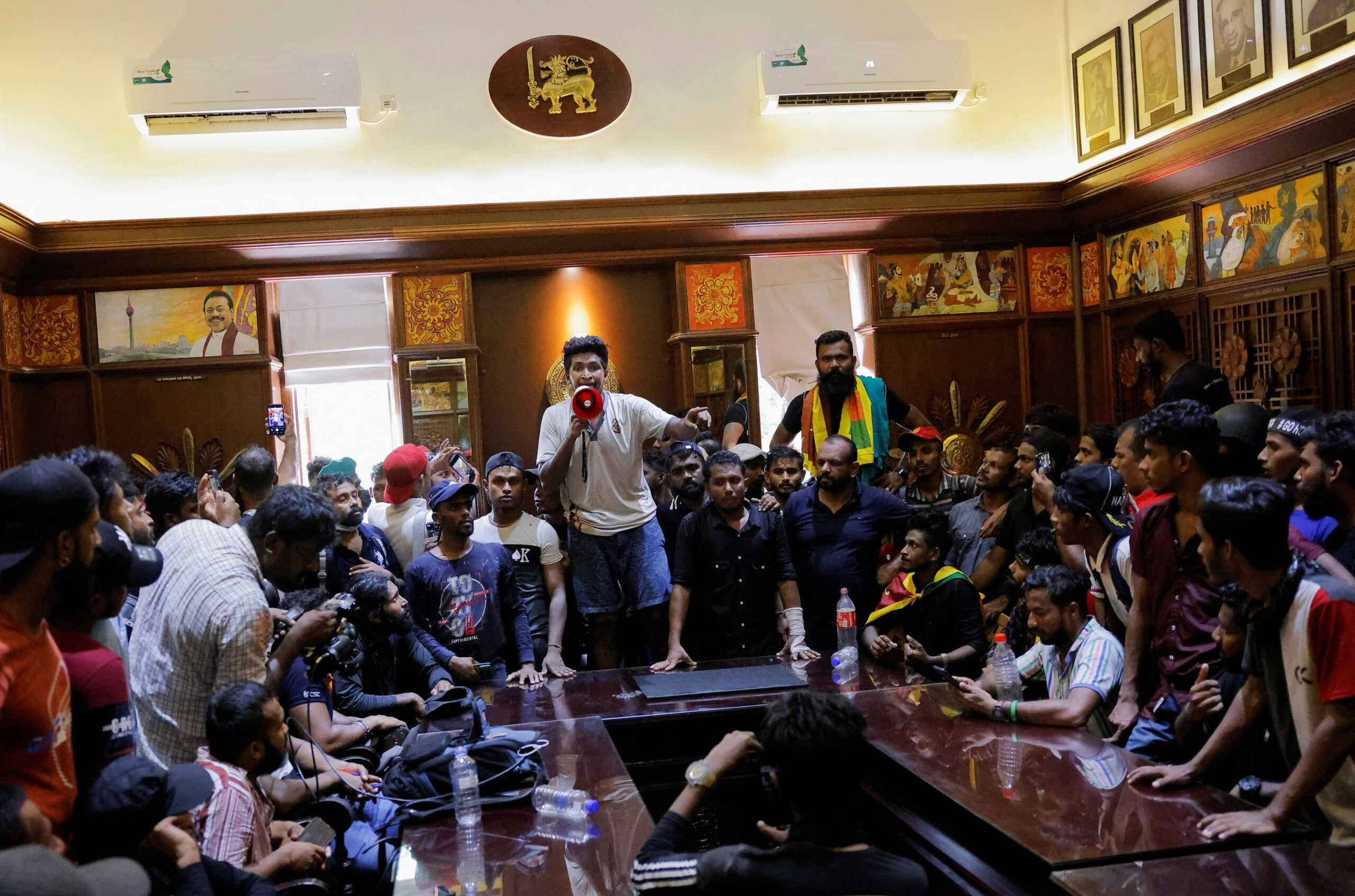 Σρι Λάνκα: «Μπούκαραν» στο γραφείο του πρωθυπουργού οι οργισμένοι διαδηλωτές