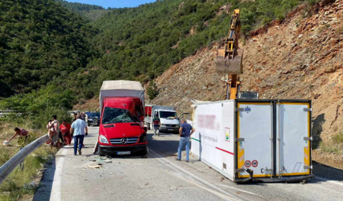 Τροχαίο με επτά τραυματίες στον δρόμο Τρικάλων – Ιωαννίνων με «ιπτάμενο» κοντέινερ