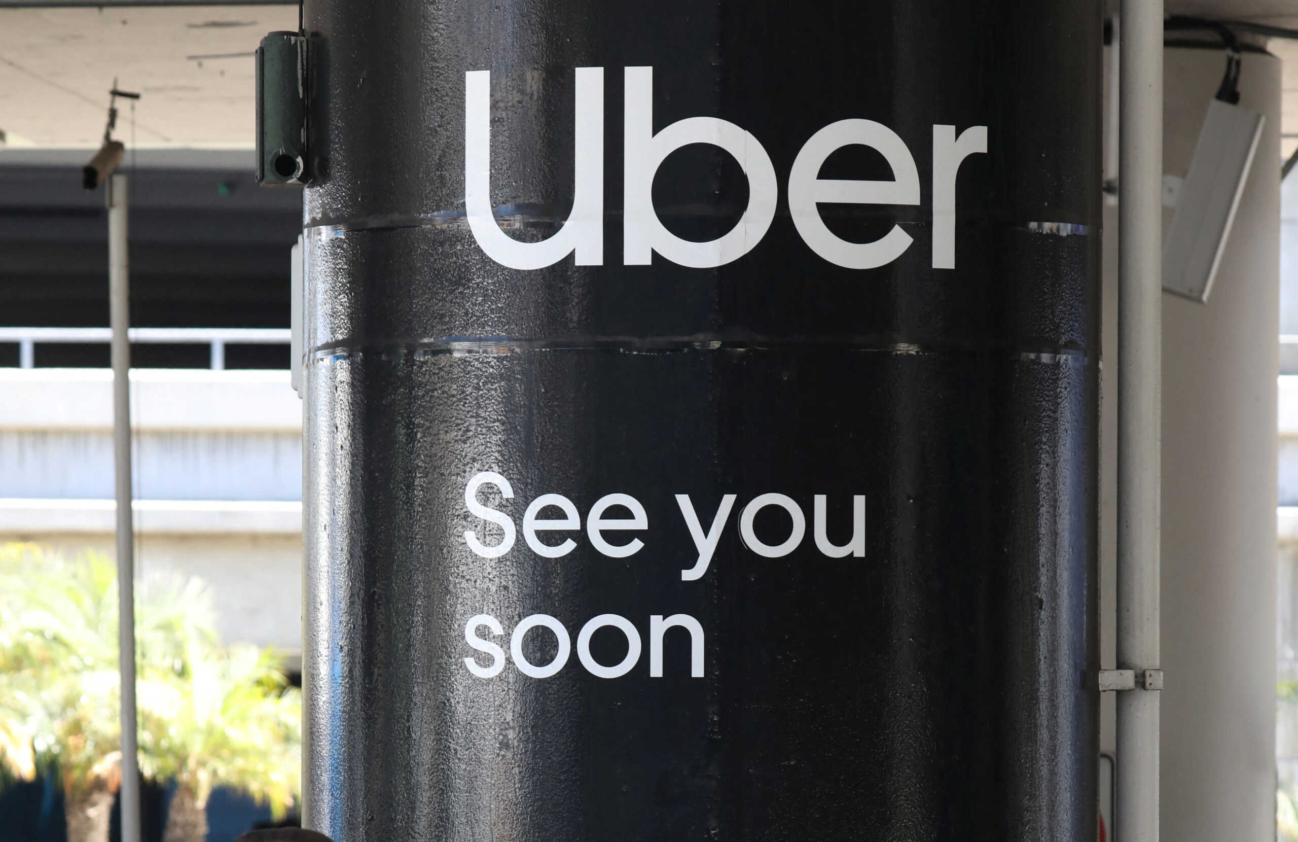 Uber: «Φυσικά και ο Μακρόν είχε επαφές» απαντά το Σανζ Ελιζέ για το σκάνδαλο