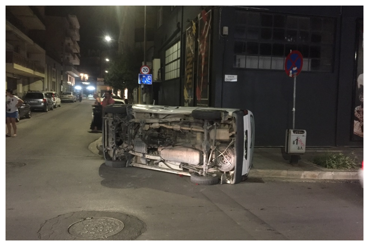 Λάρισα: Βανάκι συγκρούστηκε με αυτοκίνητο και τούμπαρε – Έντρομοι από το τροχαίο οι περαστικοί