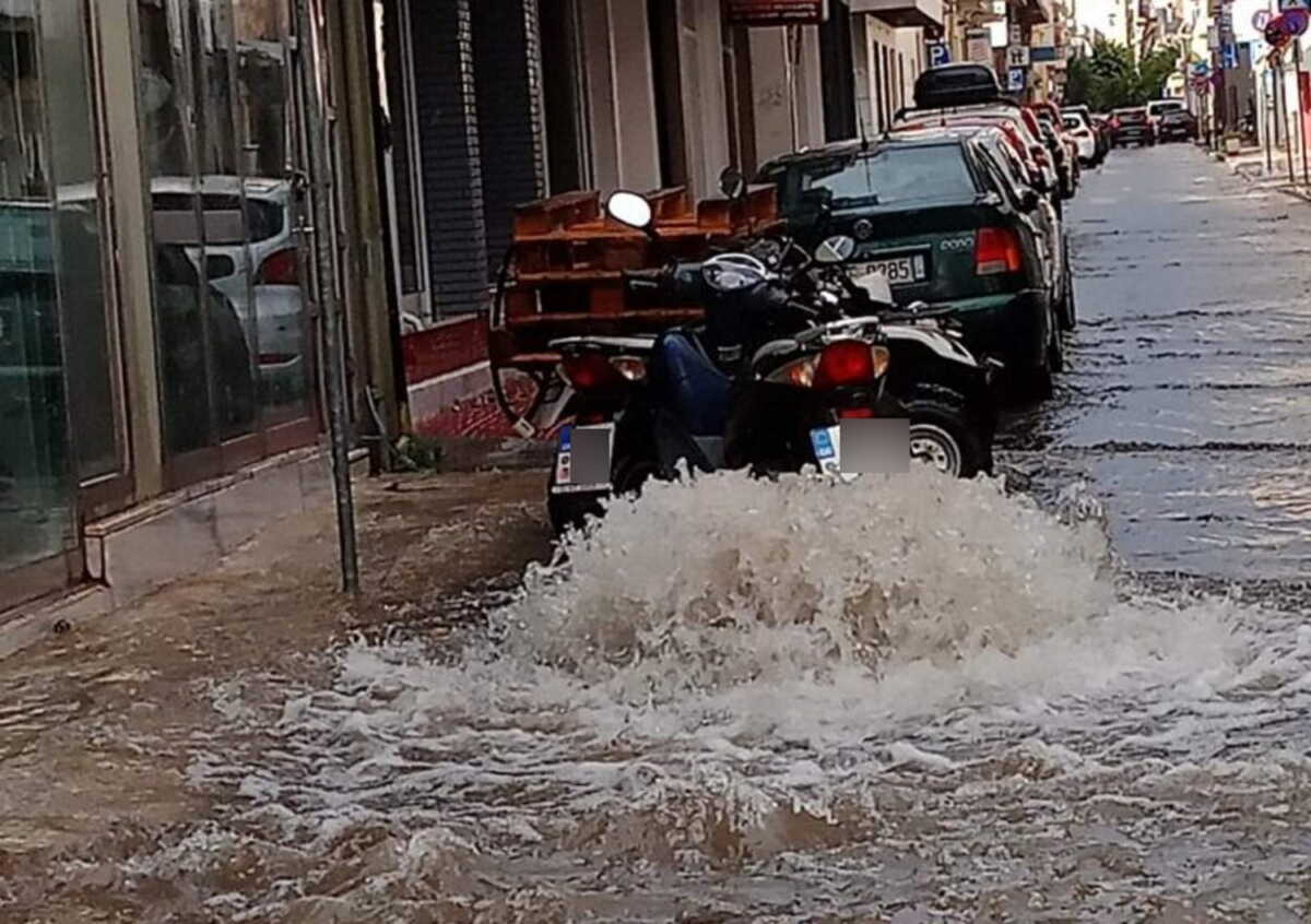 Βόλος: Απεγκλώβισαν μωρό από αυτοκίνητο που εγκλωβίστηκε στον δρόμο από το μπουρίνι