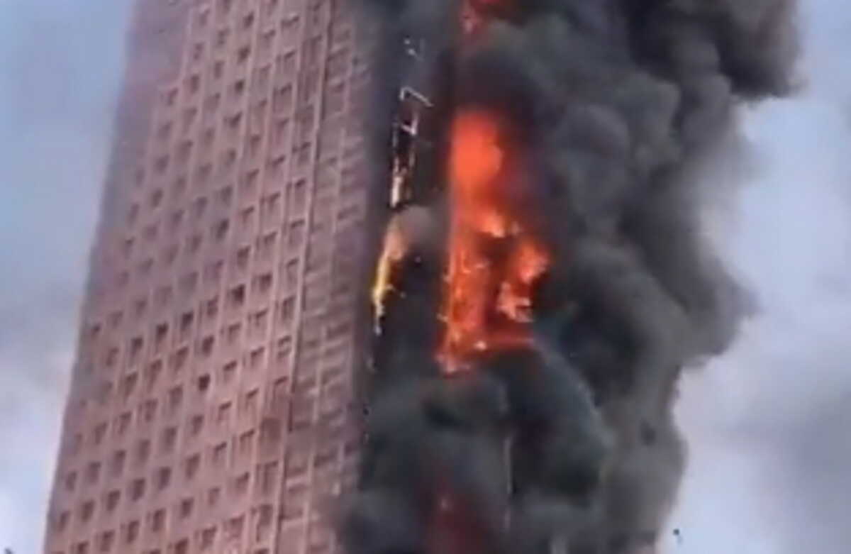 Κίνα: Μεγάλη φωτιά σε ουρανοξύστη – Βίντεο με τις φλόγες να έχουν τυλίξει το πανύψηλο κτίριο