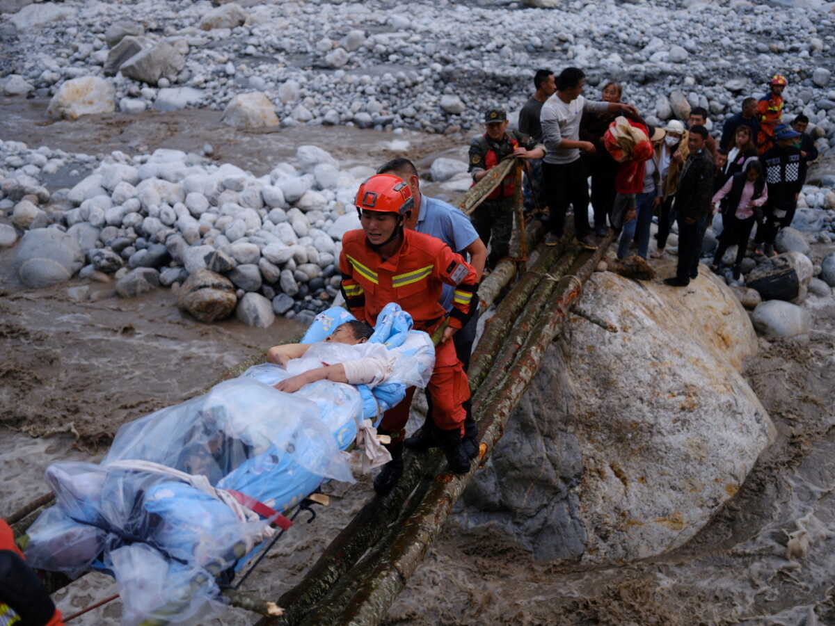 Σεισμός στην Κίνα: Γκρεμισμένα κτίρια, εγκλωβισμένοι και δεκάδες νεκροί