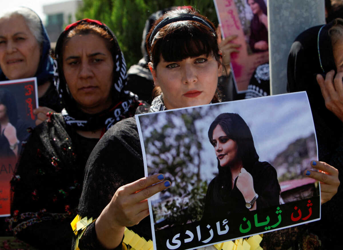 Ιράν: Μήνυση από τους γονείς της Μάχσα Αμίνι στους αστυνομικούς που τη συνέλαβαν