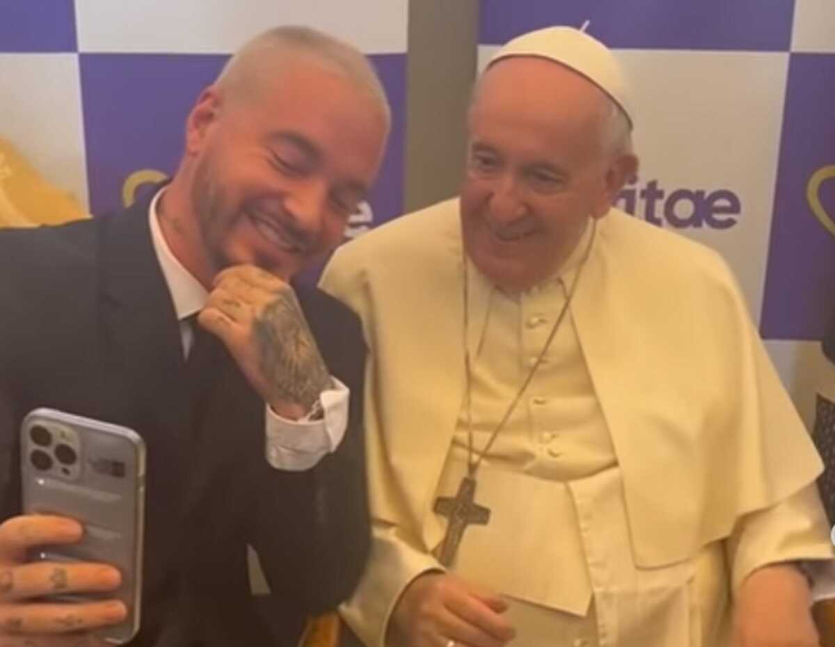 Ο J Balvin έβγαλε σέλφι με τον Πάπα Φραγκίσκο