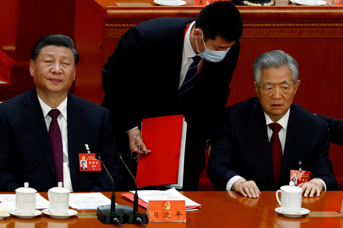 Κίνα – Ο Χου Τζιντάο «δεν αισθανόταν καλά»: Η εξήγηση για την απομάκρυνσή του από το Συνέδριο του Κομμουνιστικού Κόμματος