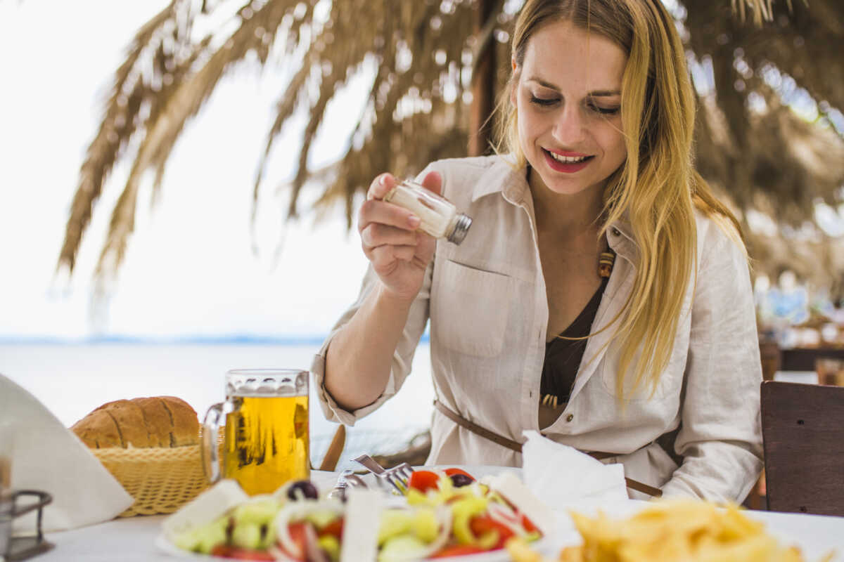 γυναίκα βάζει αλάτι στο φαγητό της