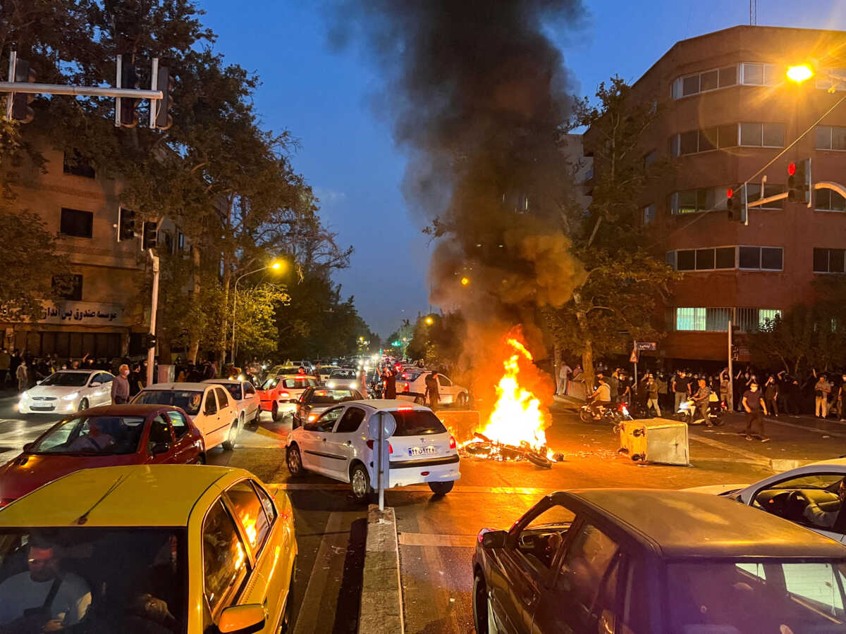 Ιράν: Σφαίρες και δακρυγόνα στους διαδηλωτές από τις αρχές σε πολλές πόλεις