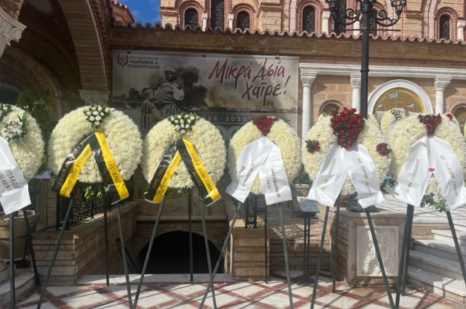 Κηδεία Αλέξανδρου Νικολαΐδη: Γέμισε στεφάνια η εκκλησία στη Θεσσαλονίκη