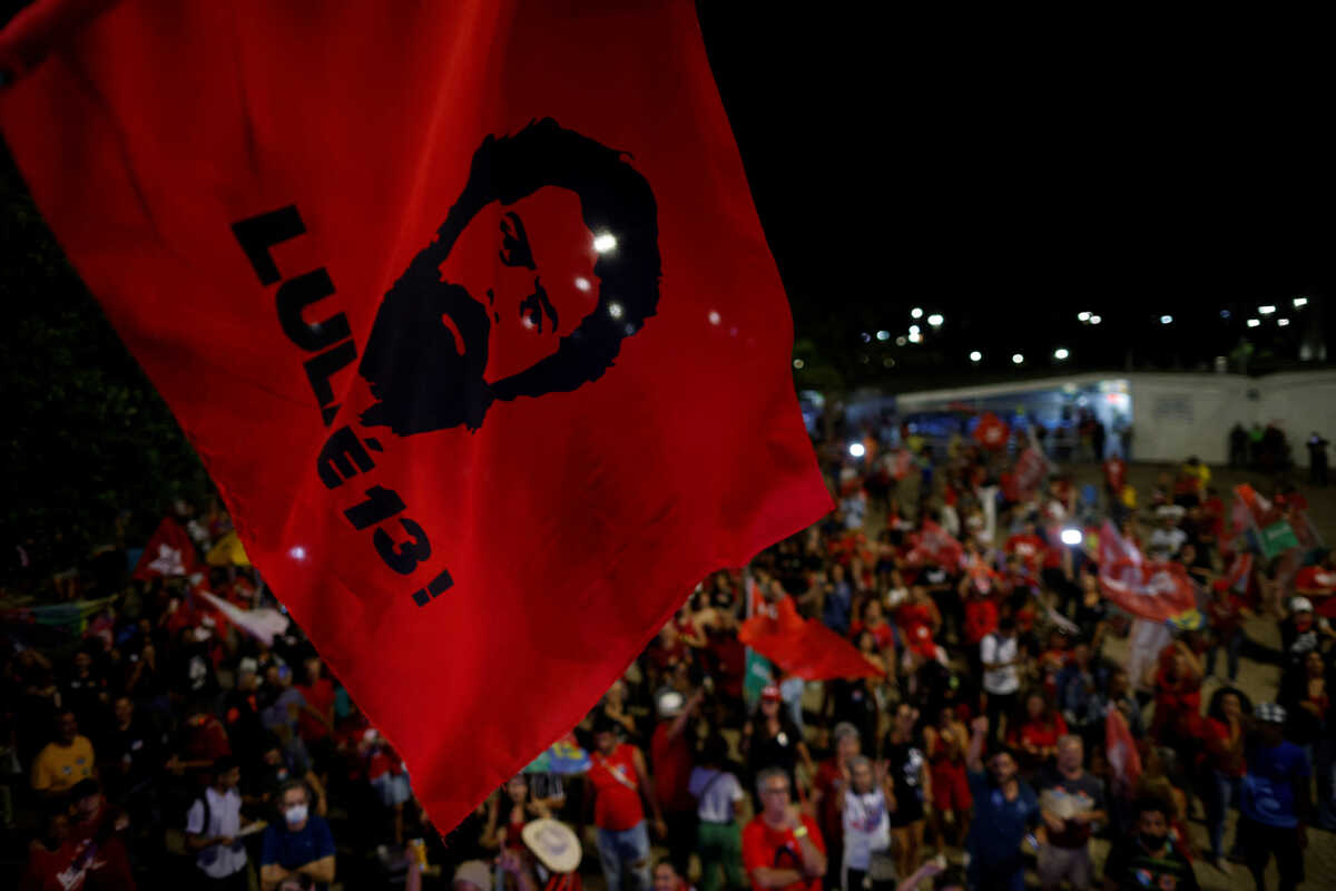Βραζιλία: Ο Λούλα αυξάνει το προβάδισμα από τον Μπολσονάρο λίγο πριν το δεύτερο γύρο εκλογών