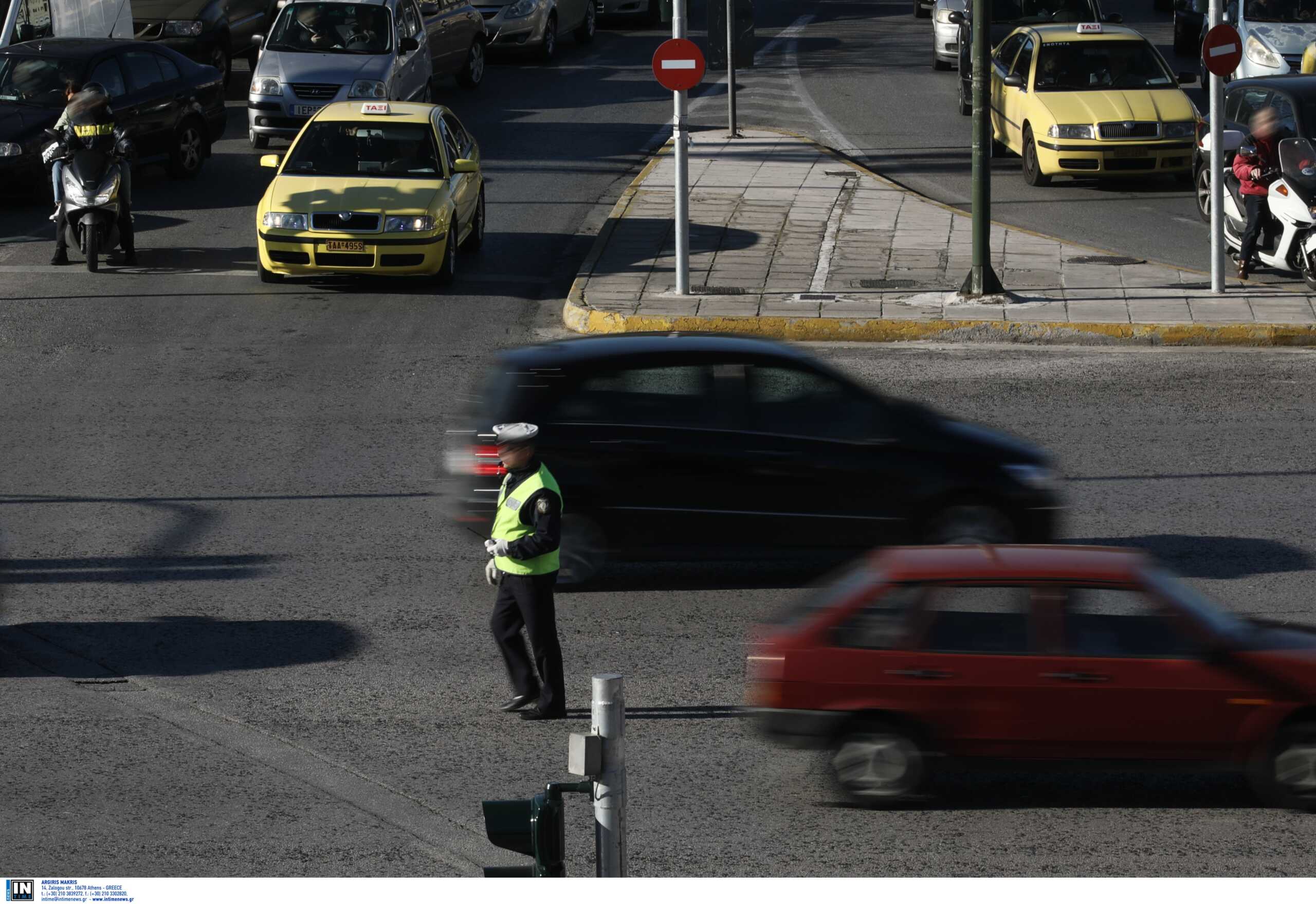 Αυτοκίνητο έπεσε σε στάση λεωφορείου στην Κατεχάκη