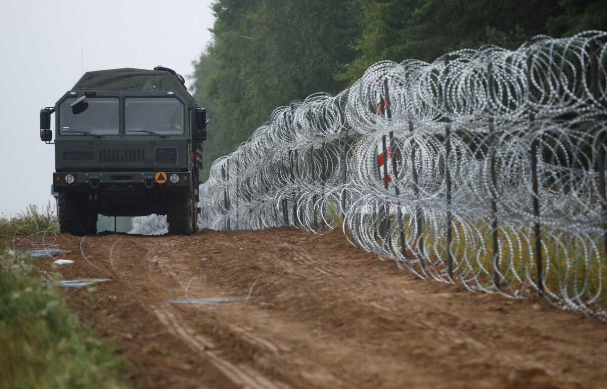 Η Πολωνία κατασκευάζει φράκτη με αγκαθωτό συρματόπλεγμα στα σύνορα με το Καλίνινγκραντ