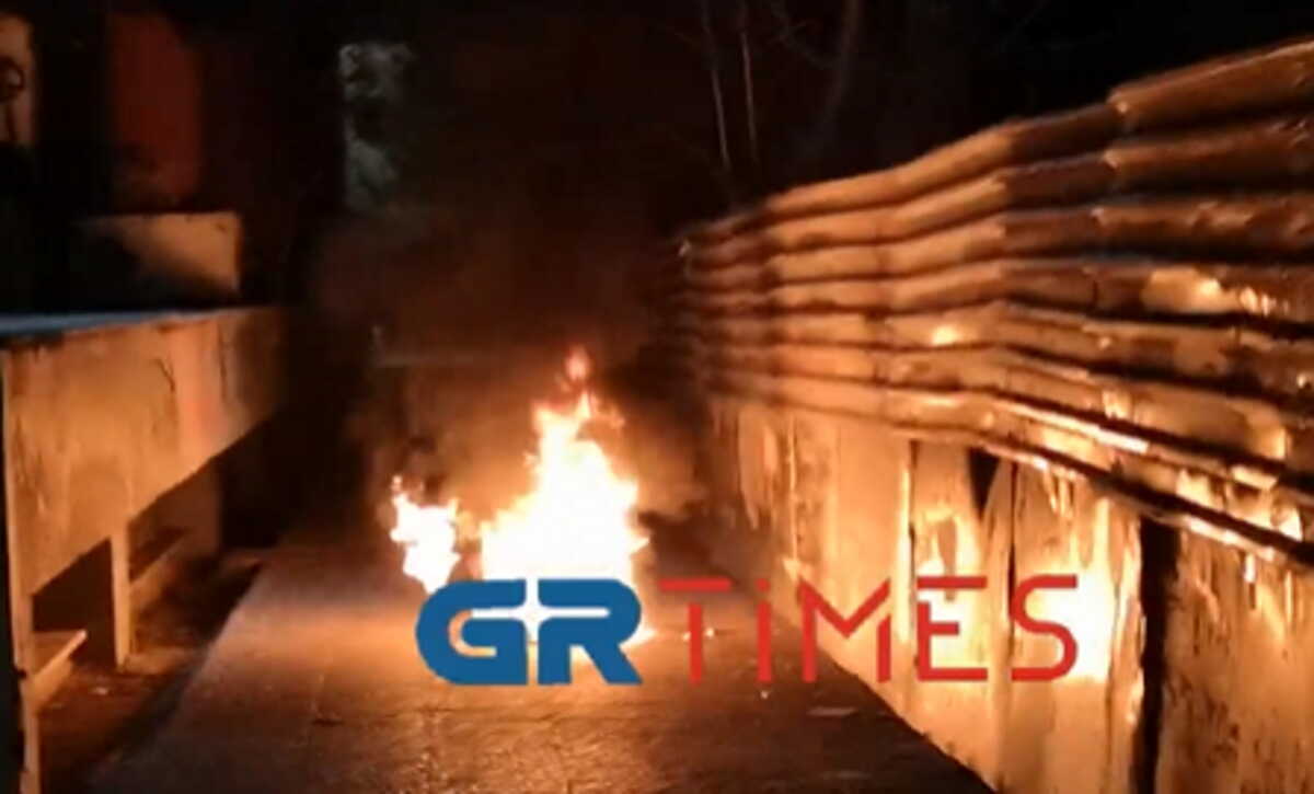 Πολυτεχνείο – Θεσσαλονίκη: Κουκουλοφόροι πέταξαν μολότοφ σε αστυνομικούς – Ένταση και φωτιές
