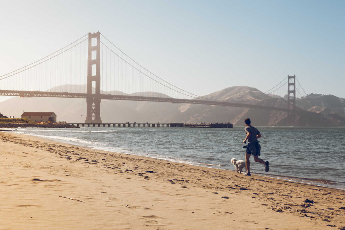 άνδρας τρέχει στο san francisco