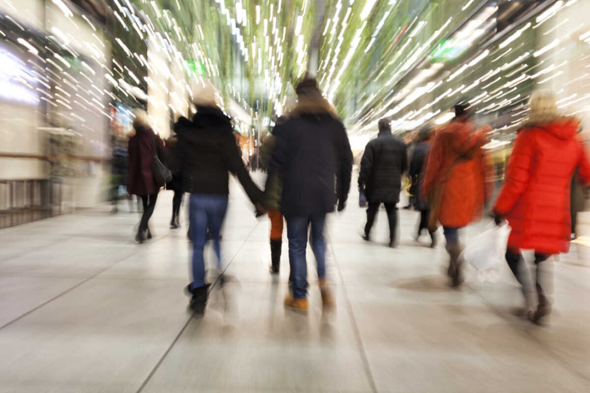 άνθρωποι ψωνίζουν σε εμπορικό την Black Friday