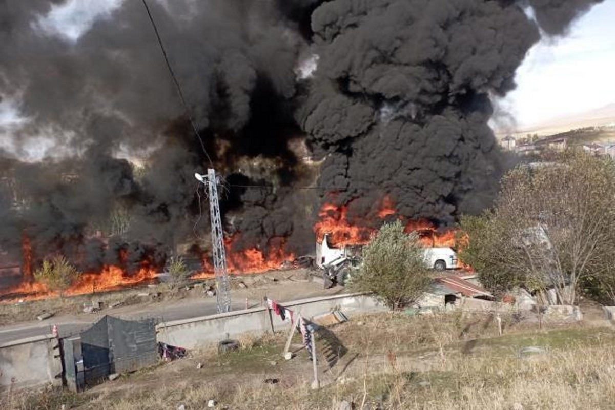 Τουρκία: Σφοδρή σύγκρουση λεωφορείου με φορτηγά – Τουλάχιστον 7 άνθρωποι εγκλωβίστηκαν και κάηκαν