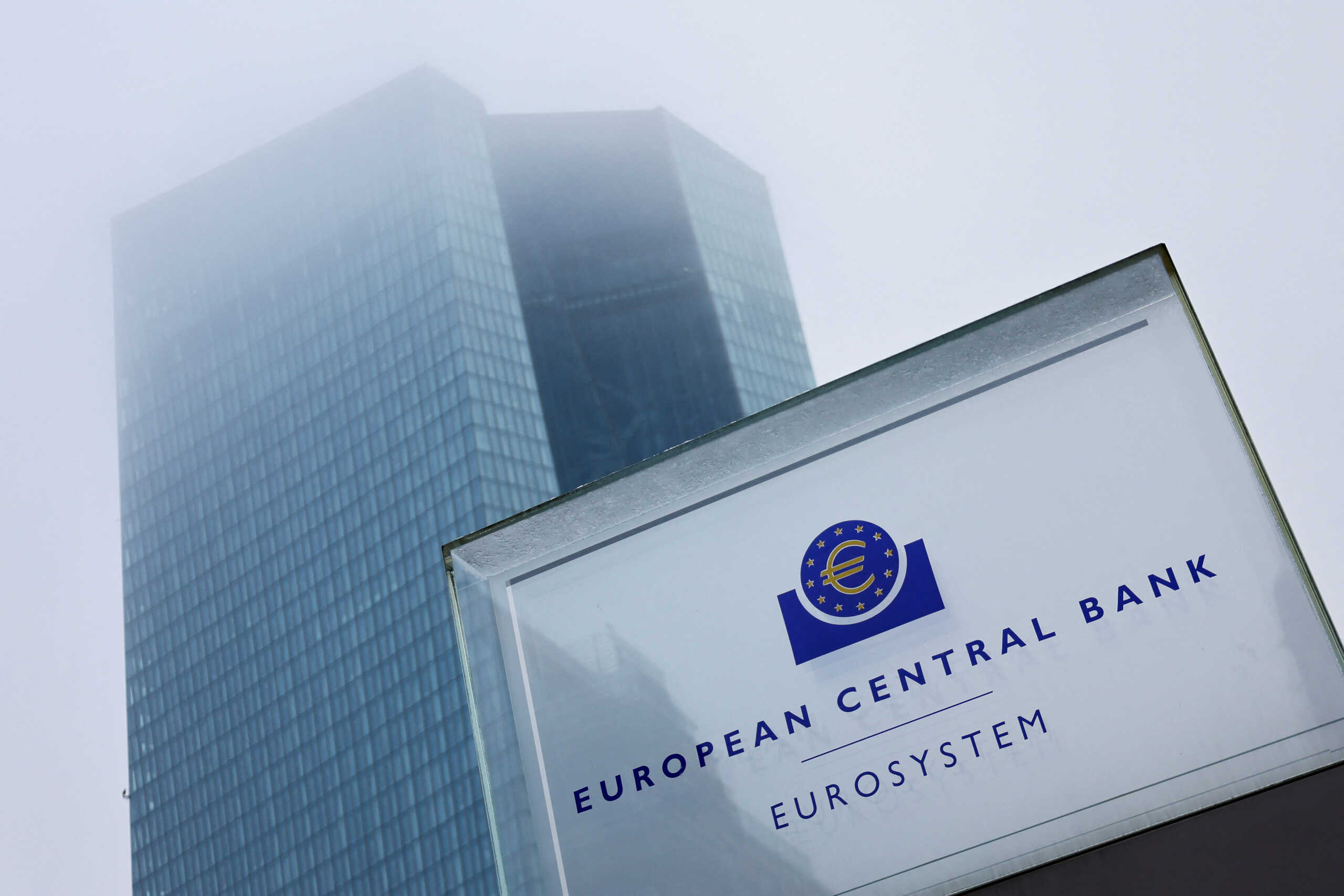 Επιτόκια: Πιο σταδιακή αλλά συνολικά μεγαλύτερη αύξηση από την Ευρωπαϊκή Κεντρική Τράπεζα και τη Fed