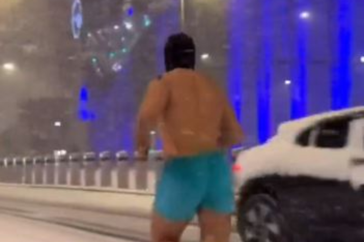 Το Λονδίνο «παραλύει» από τα χιόνια και ένας κύριος κάνει τζόγκινγκ ημίγυμνος