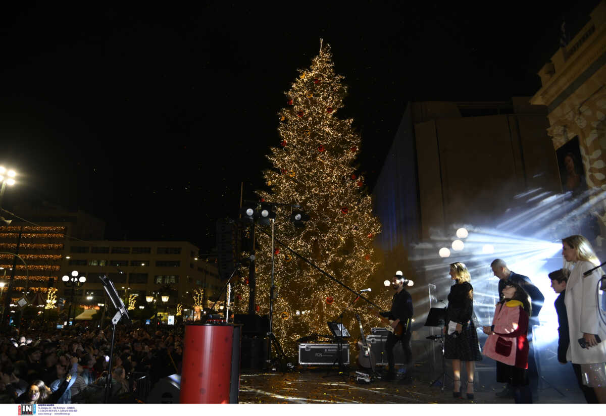 Άναψε το εντυπωσιακό χριστουγεννιάτικο δέντρο του Πειραιά