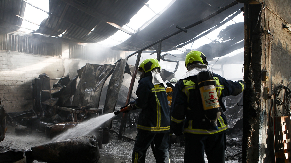 Φωτιά στο εργοστάσιο στον Ασπρόπυργο: Εμπρησμό βλέπουν οι Αρχές, είχε προηγηθεί πλιάτσικο