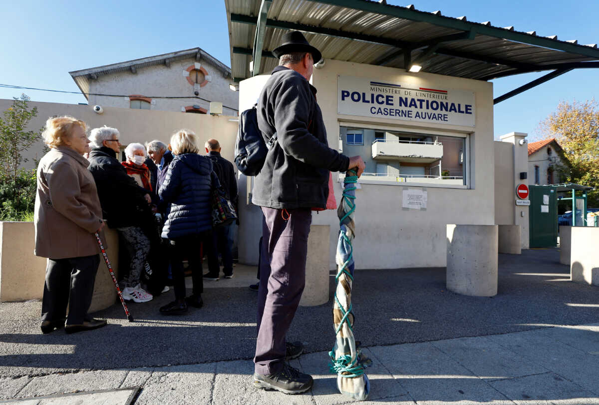 Γαλλία: Οι πολίτες περιμένουν σε ουρές για να παραδώσουν στην αστυνομία όπλα χωρίς άδεια