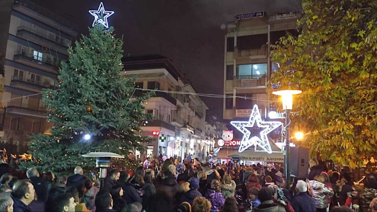 Νάουσα: «Πλημμύρισε» η κεντρική πλατεία της στην φωταγώγηση του χριστουγεννιάτικου δέντρου