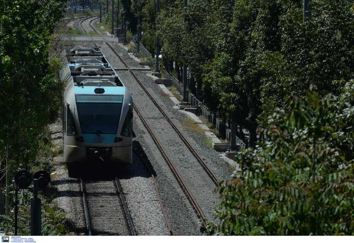 Δράμα: Χαροπαλεύει νεαρός που παρασύρθηκε από τρένο – Αγώνας των γιατρών για τη ζωή του