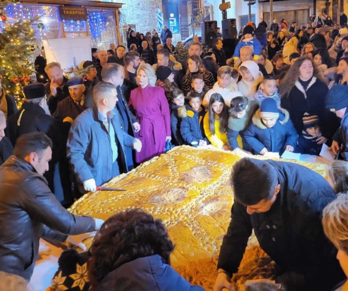 Χαλκιδική: Χριστόψωμο 400 κιλών στην Αρναία έγινε ανάρπαστο σε λίγα λεπτά από ντόπιους και τουρίστες