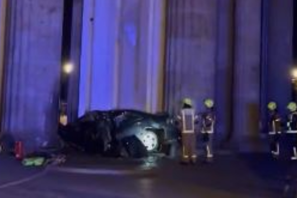 Γερμανία: Αυτοκίνητο έπεσε στην Πύλη του Βρανδεμβούργου – Νεκρός ο οδηγός του