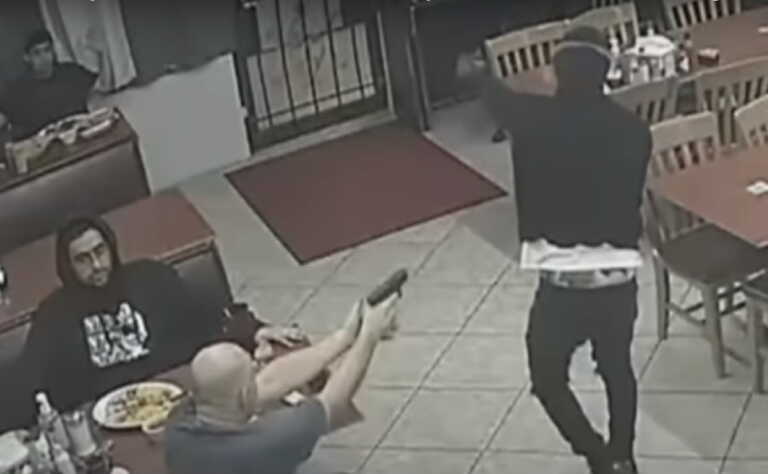 Σκληρές σκηνές στο Χιούστον - Πελάτης πυροβόλησε και σκότωσε ένοπλο ληστή