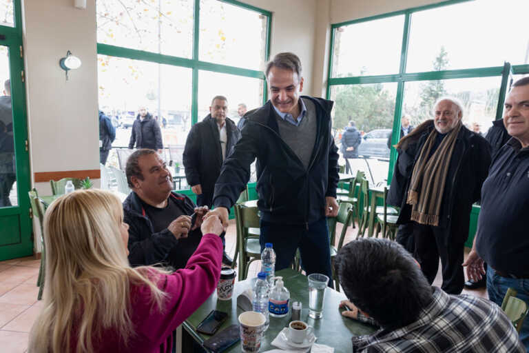 Στάση Μητσοτάκη για... μπουγάτσα στην Καβάλα - Η «συμβουλή» του Γιάννη Οικονόμου