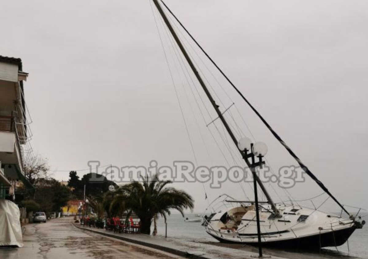 Καιρός – Φθιώτιδα: Σκάφος βγήκε… στη στεριά στις Ράχες εξαιτίας των ισχυρών ανέμων