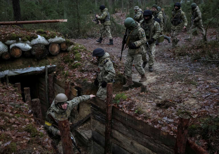 Ουκρανία: Διαψεύδει ο Ζελένσκι ότι η Ρωσία πήρε την πόλη Σολεντάρ - Η Βρετανία θα παραδώσει τεθωρακισμένα