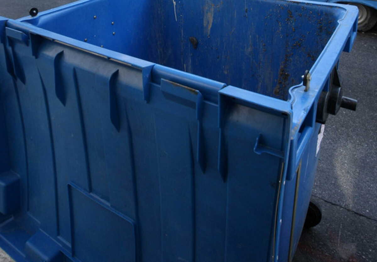 Βόλος: Μητέρα έριξε το παιδάκι της σε κάδο ανακύκλωσης ρούχων για να τα πάρει – Καταγγελία που σοκάρει