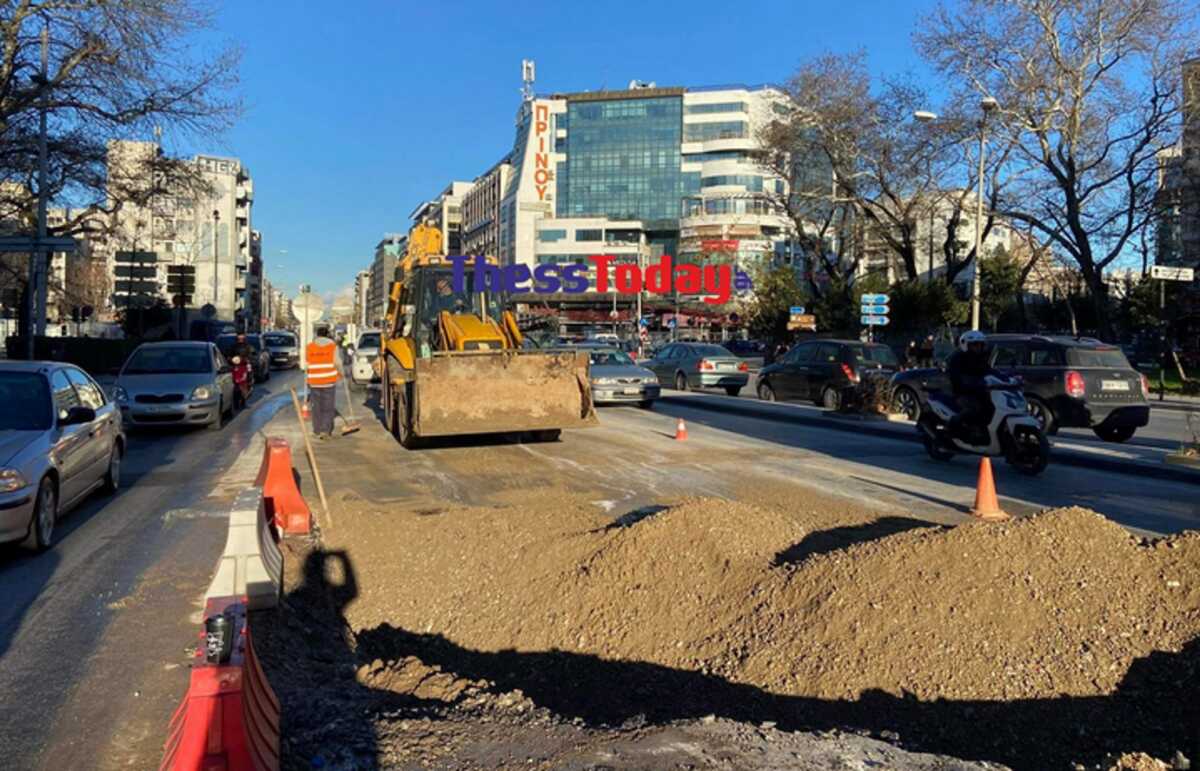 Θεσσαλονίκη: Κυκλοφοριακό χάος στο κέντρο από μεγάλη τρύπα στην οδό Εγνατία