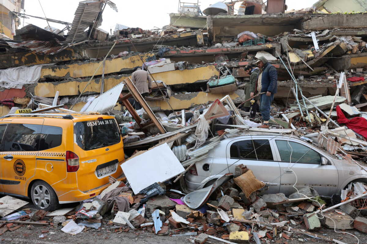 Σεισμός στην Τουρκία: Γιατί κατέρρευσαν σαν χάρτινοι πύργοι τα κτίρια – Ο πρόεδρος πολιτικών μηχανικών στο newsit.gr