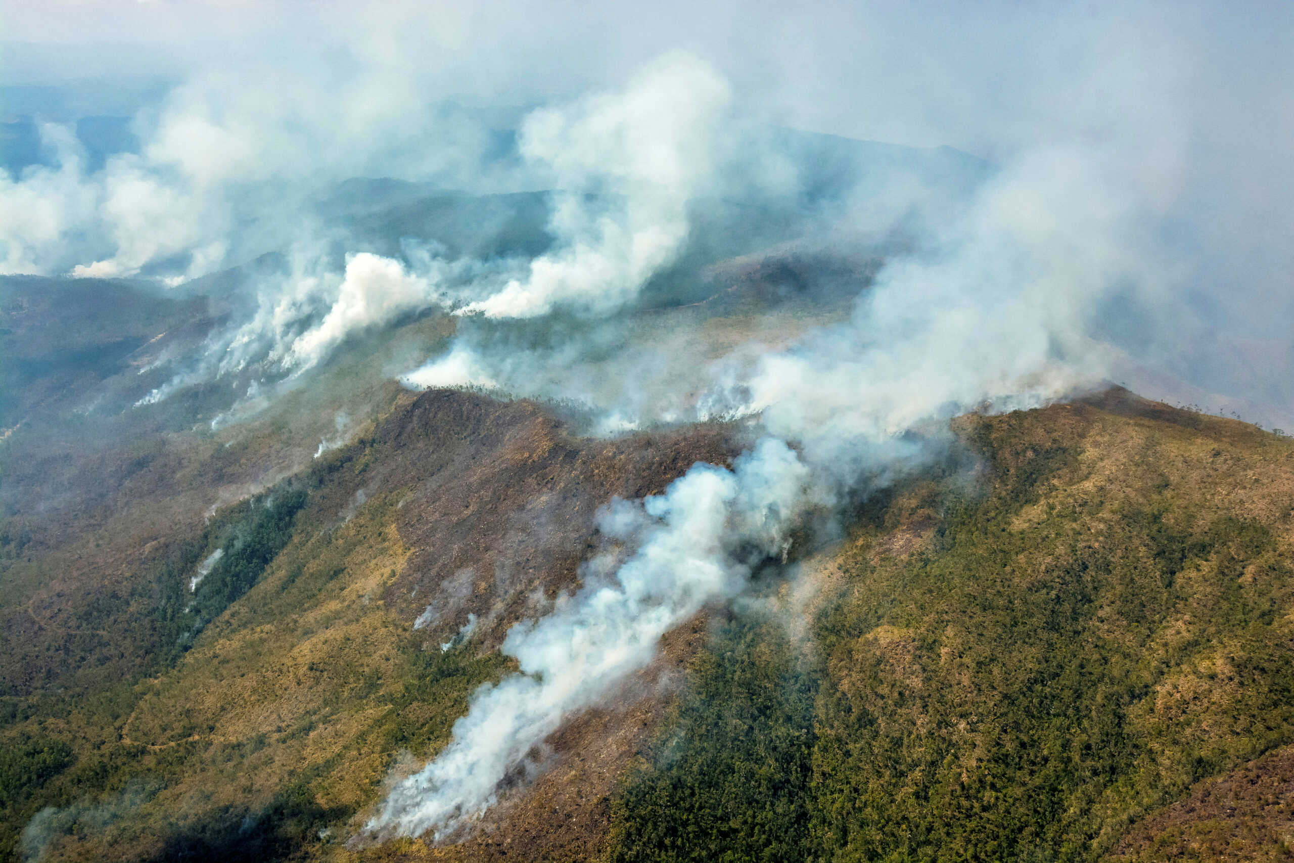 Κούβα: Πελώριες φωτιές στη χώρα – Στάχτη 20.000 στρέμματα γης, μεγάλο πλήγμα για την οικονομία