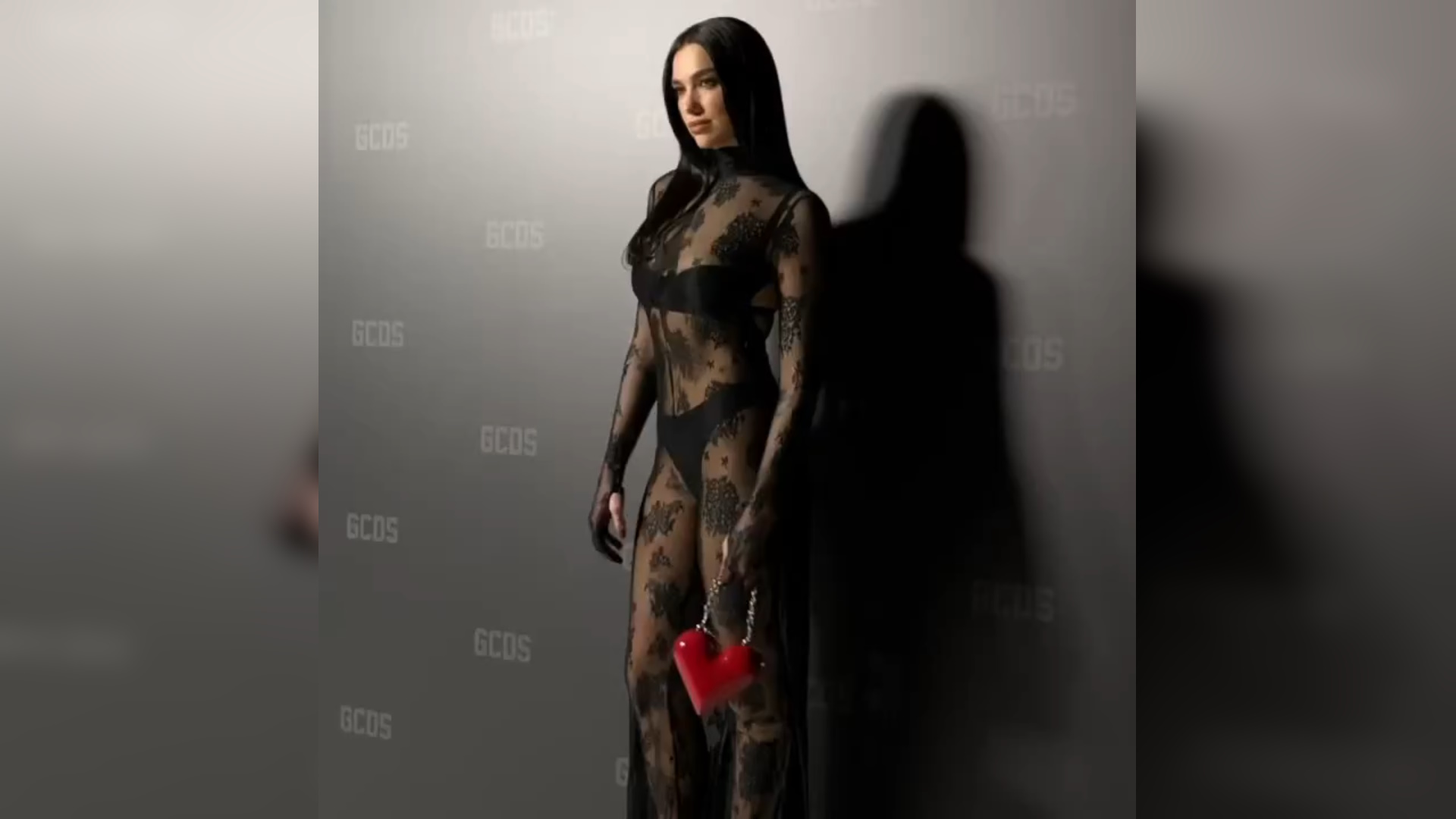 Dua Lipa: Η εντυπωσιακή εμφάνισή της στην Εβδομάδα Μόδας στο Μιλάνο με διάφανο μαύρο φόρεμα