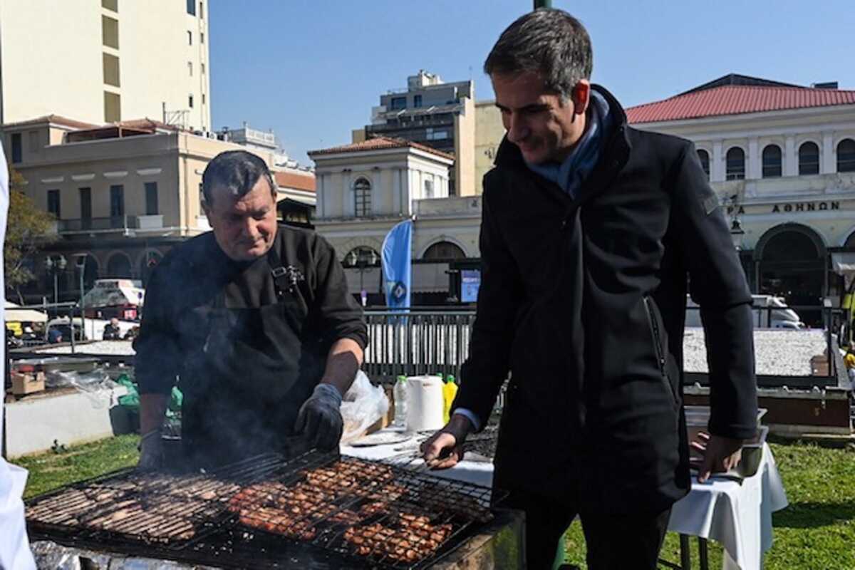 Τσικνοπέμπτη: Η Αθήνα τσικνίζει και γλεντάει παραδοσιακά από τη Βαρβάκειο έως το Μοναστηράκι