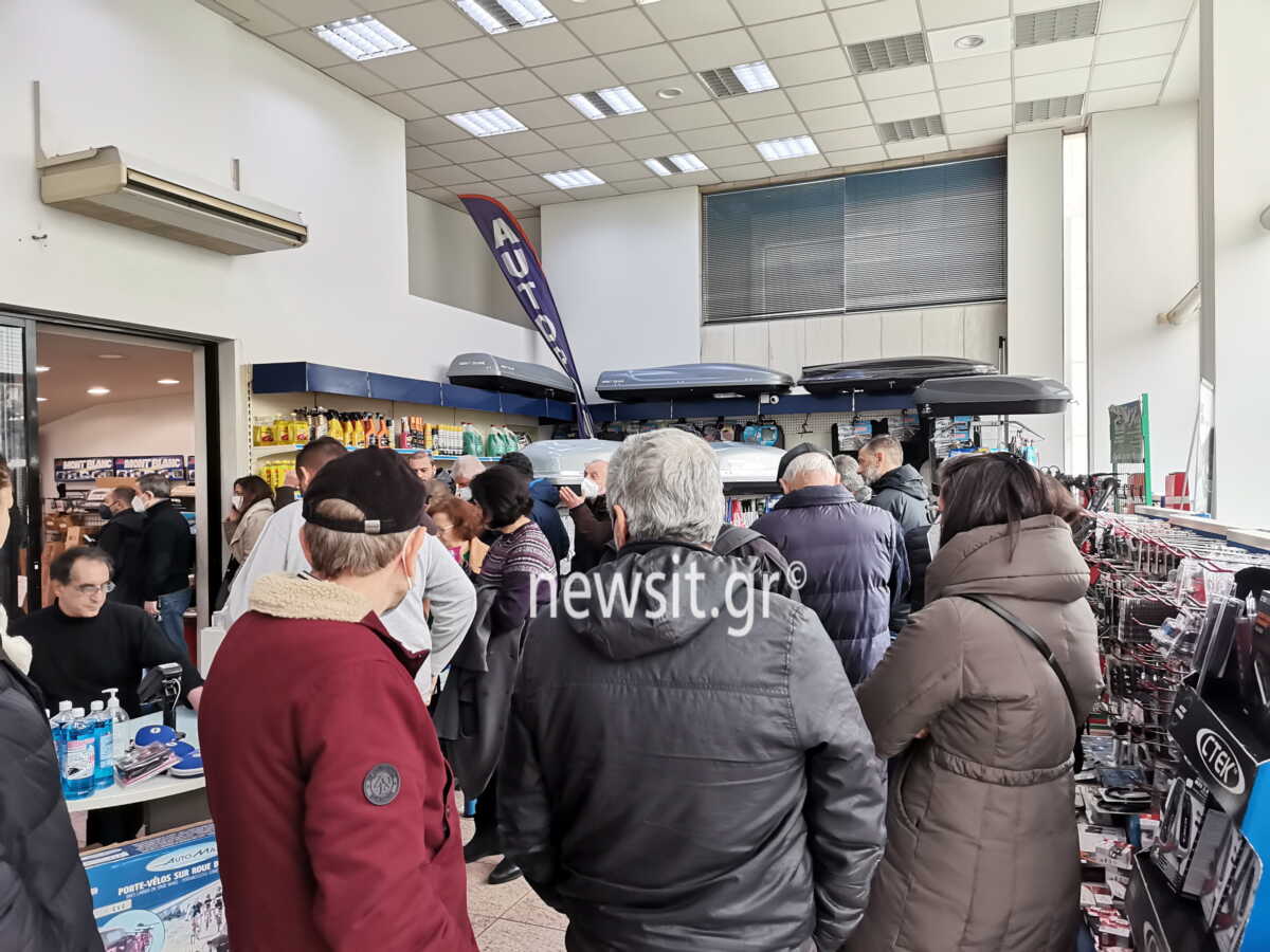 Κακοκαιρία «Μπάρμπαρα»: Χάος με τις αλυσίδες – Ουρές στα καταστήματα, εξαντλήθηκαν από τα βενζινάδικα