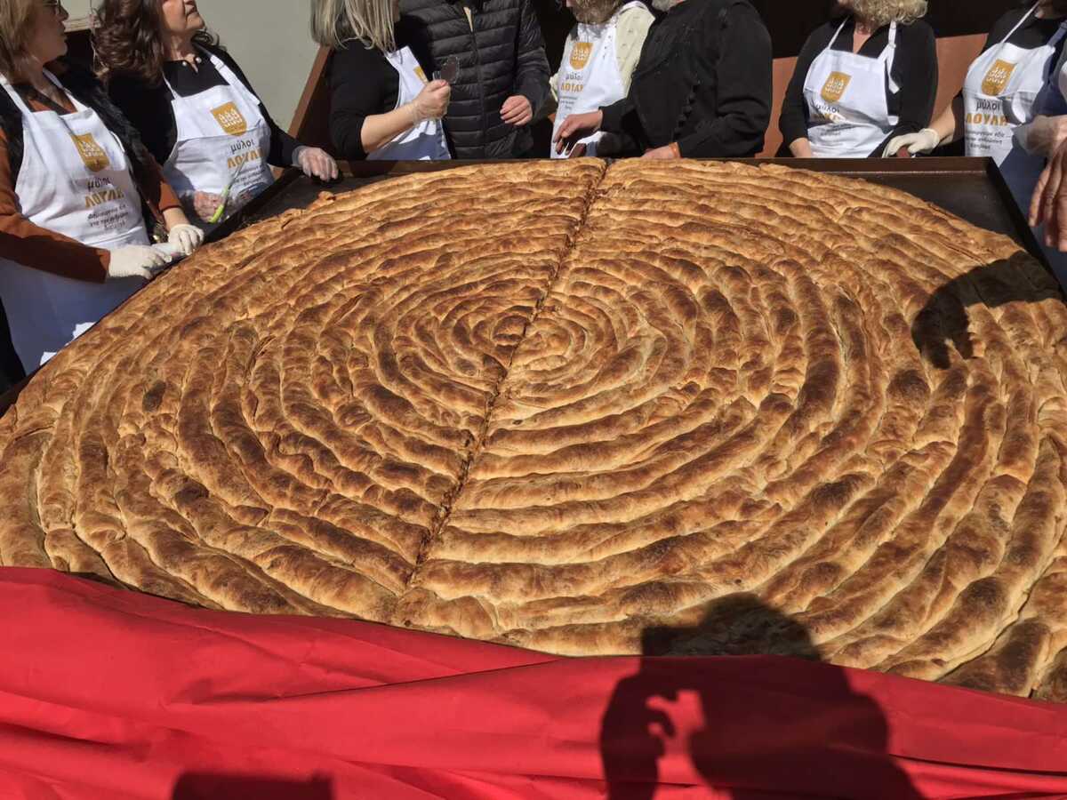 Κοζάνη: Έφτιαξε πίτα «κιχί» για ρεκόρ Γκίνες και πήρε ένα ιδιαίτερο βραβείο από τους καρναβαλιστές