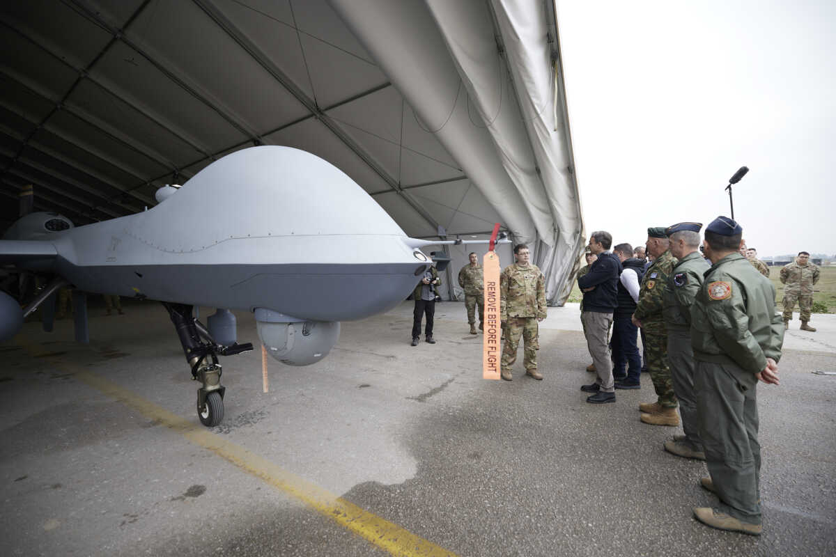 Ο Κυριάκος Μητσοτάκης στην 110 Πτέρυγα Μάχης στην Λάρισα – Τι ειναι τα UAV τύπου MQ-9 Reaper που επιθεώρησε